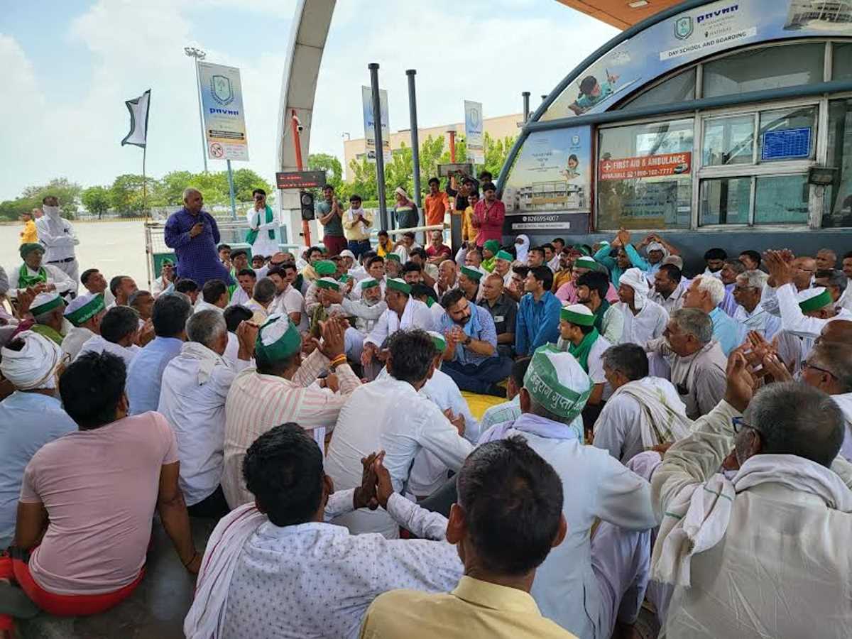 यमुना एक्सप्रेस वे पर टोल मांगने से भड़के किसानों ने दिया धरना